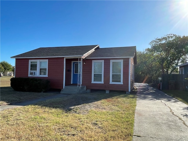 view of front of property with a front lawn