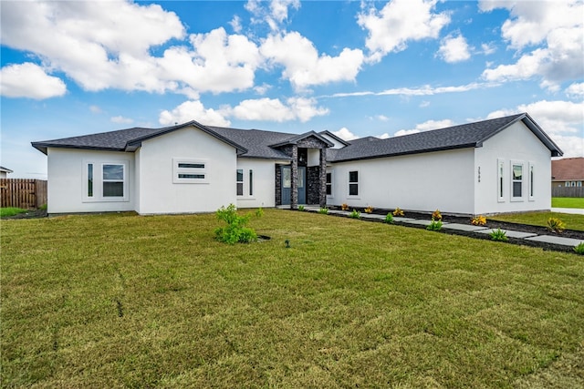 view of front of property featuring a front lawn