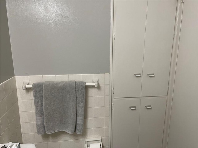 715 S Upper Broadway St Unit 202, Corpus Christi, TX 78401 - bathroom with tile walls and a wainscoted wall