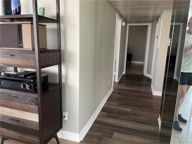 715 S Upper Broadway St Unit 202, Corpus Christi, TX 78401 - hallway featuring wood finished floors and baseboards