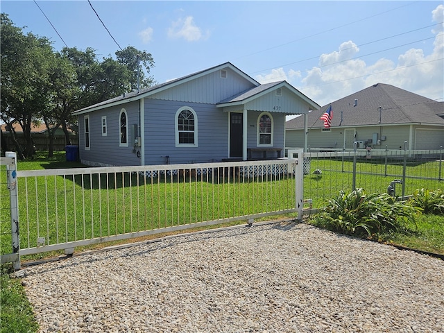 view of front of house featuring a front yard