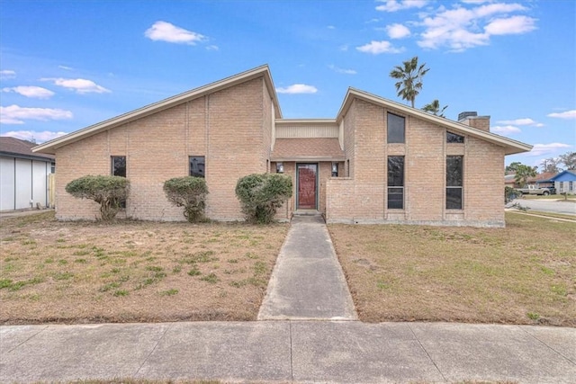 view of front facade featuring a front lawn