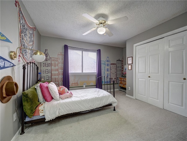 bedroom with a closet, carpet, a textured ceiling, and ceiling fan