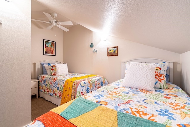 bedroom featuring ceiling fan and a textured ceiling