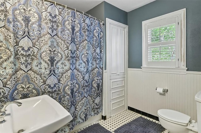 521 Del Mar Blvd, Corpus Christi, TX 78404 - full bath featuring wainscoting and a shower with curtain