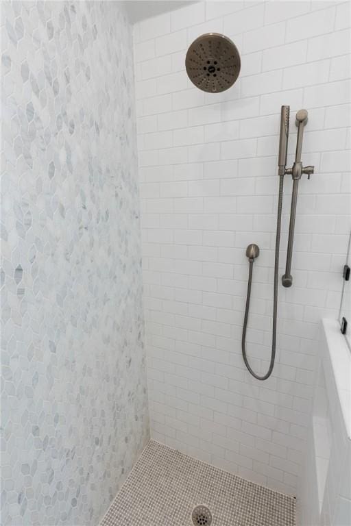 full bathroom featuring tiled shower