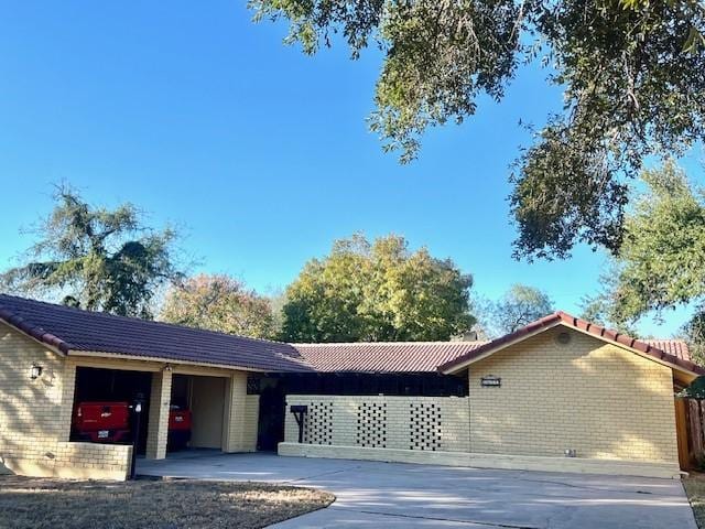 single story home with a garage