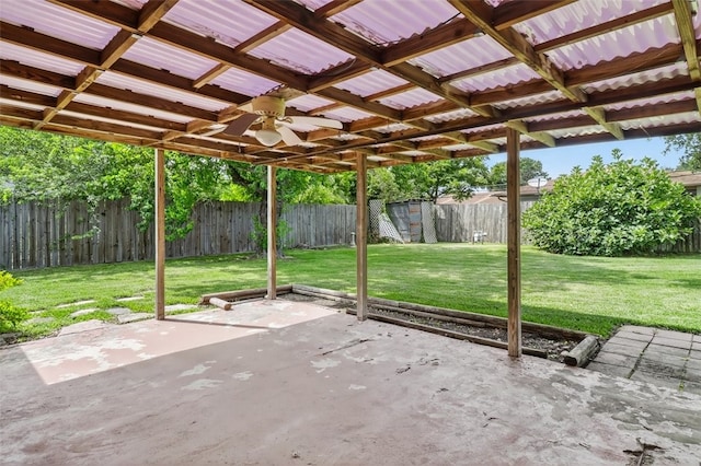 4634 Bonner Dr, Corpus Christi, TX 78411 - fenced backyard featuring a patio and ceiling fan