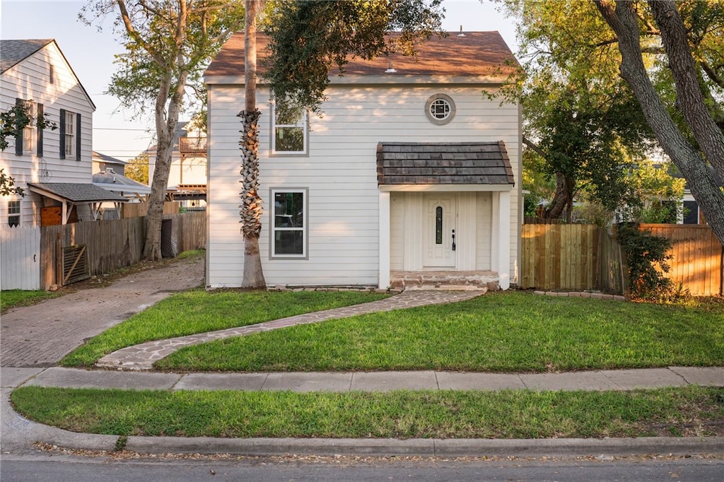 view of front facade featuring a front lawn