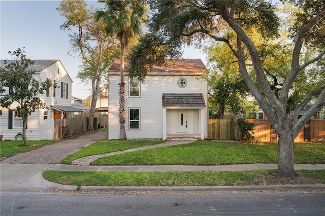 view of front of house featuring a front yard