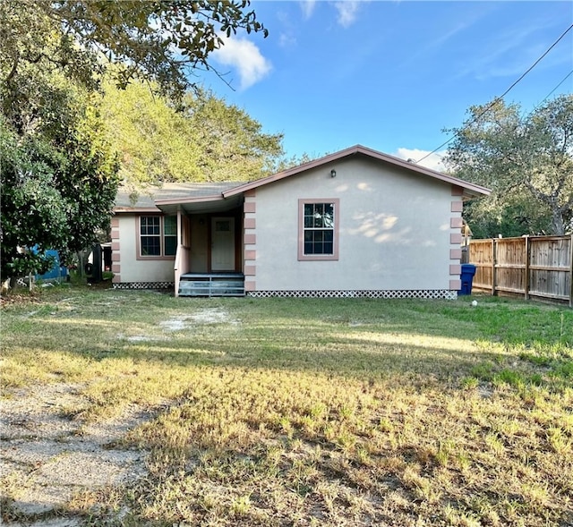 view of front of house featuring a front yard