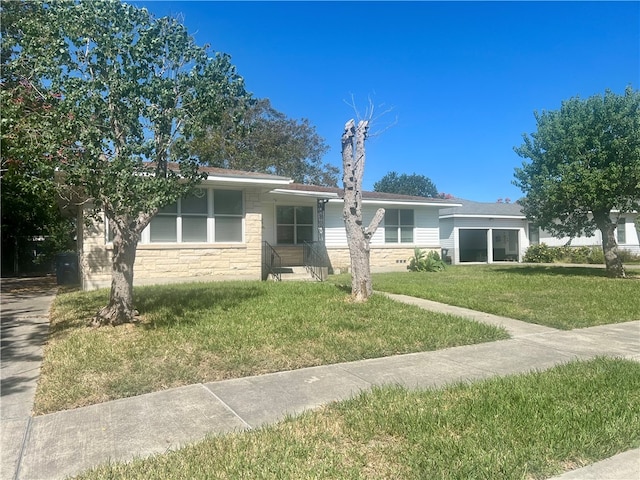 single story home featuring a front yard