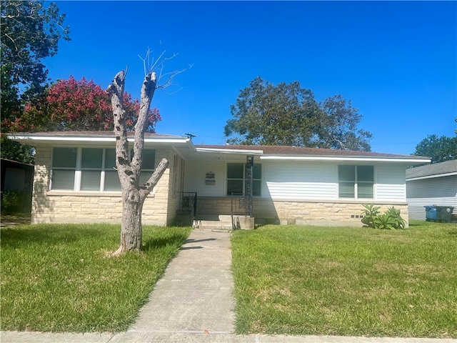 view of front of house featuring a front lawn