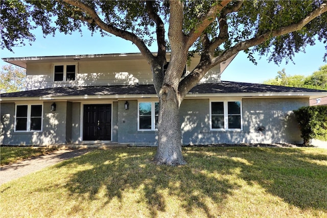 view of front facade featuring a front yard