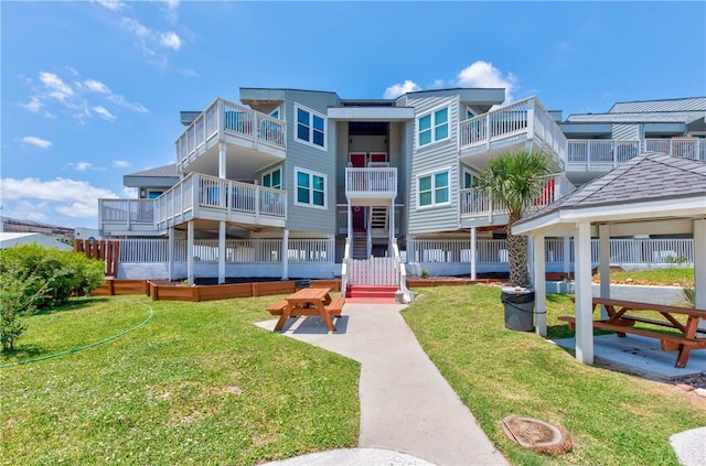 view of front of house featuring a front lawn