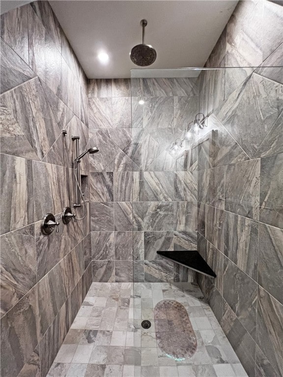 bathroom featuring a tile shower