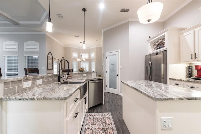 kitchen featuring an island with sink, visible vents, appliances with stainless steel finishes, and dark wood-style flooring