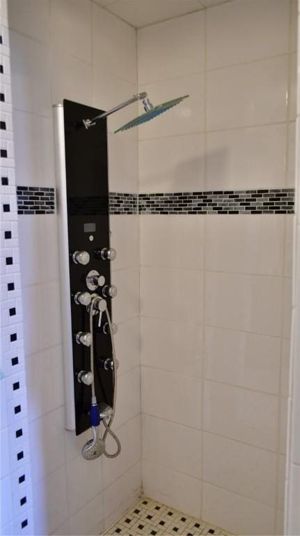 bathroom featuring tiled shower