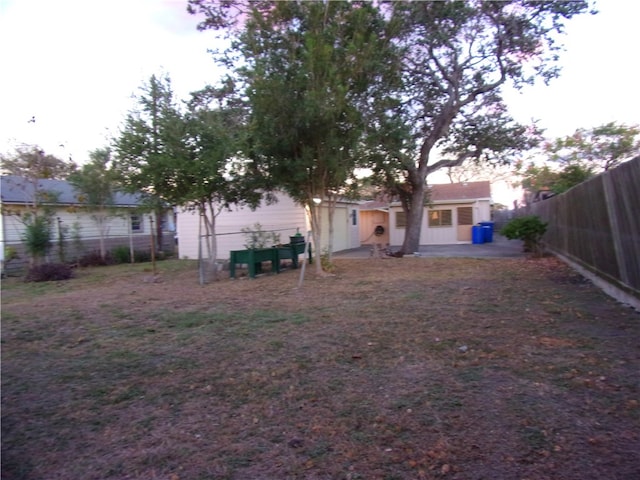 view of yard featuring a patio area