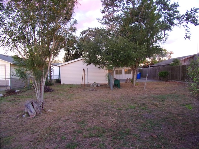 view of yard at dusk