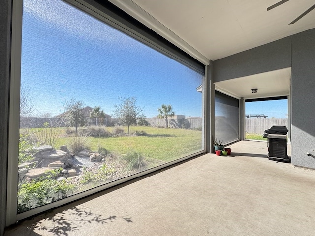 sunroom with ceiling fan