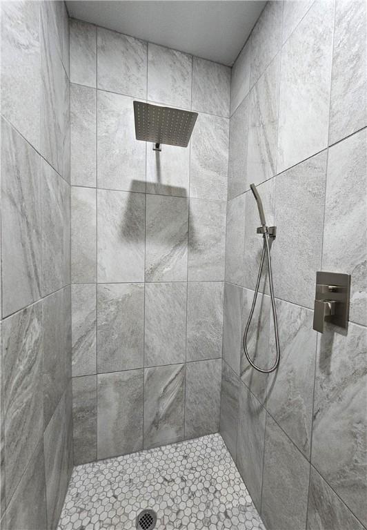 full bathroom featuring tiled shower