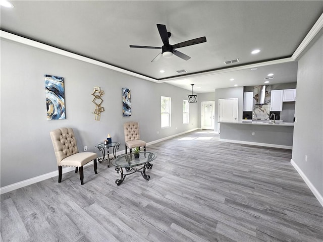 living area featuring ceiling fan, visible vents, wood finished floors, baseboards, and recessed lighting