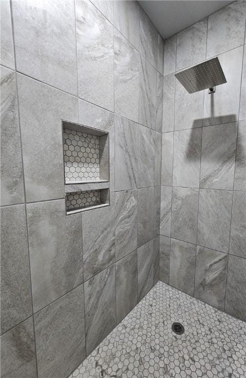 bathroom featuring tiled shower