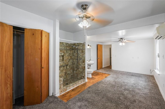 carpeted living room featuring a wall unit AC and ceiling fan