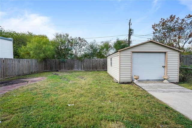 view of yard with an outbuilding