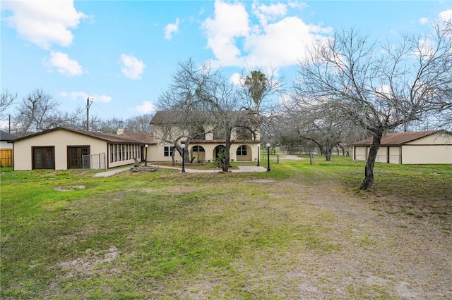 view of yard with an outbuilding