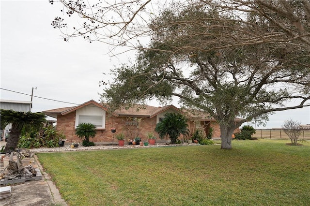 view of front of house featuring a front lawn