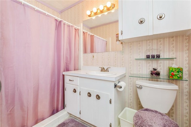 full bath with curtained shower, toilet, vanity, and wallpapered walls