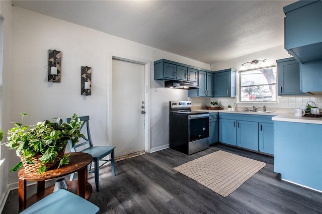 kitchen featuring sink, stainless steel electric range, dark hardwood / wood-style floors, and blue cabinets