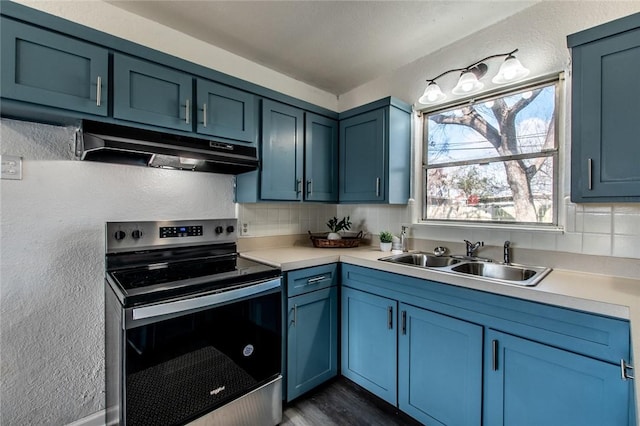 kitchen with stainless steel electric range oven, sink, dark hardwood / wood-style flooring, decorative backsplash, and blue cabinetry