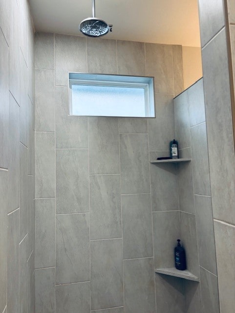 bathroom featuring a wealth of natural light and a tile shower