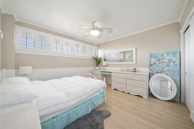 bedroom featuring a closet, ceiling fan, light hardwood / wood-style flooring, and ornamental molding