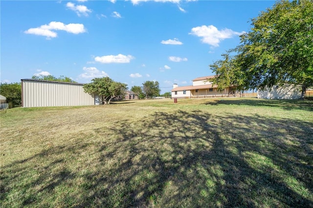 view of yard featuring an outbuilding