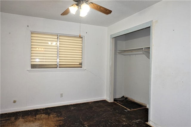 unfurnished bedroom featuring a ceiling fan, a closet, and baseboards