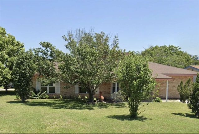 view of front of property with a front lawn