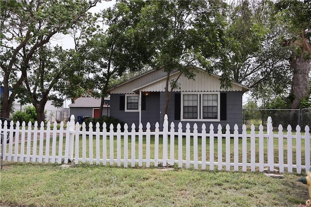 3119 Mcardle, Corpus Christi, TX 78415 - bungalow-style home featuring a fenced front yard