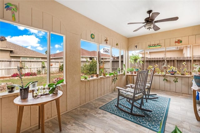 sunroom with ceiling fan