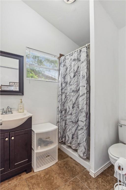 4430 Mistletoe Dr, Corpus Christi, TX 78411 - bathroom with vanity, curtained shower, and vaulted ceiling