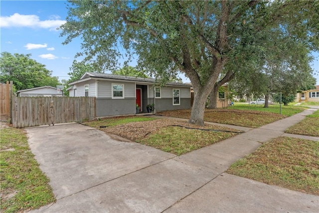 4430 Mistletoe Dr, Corpus Christi, TX 78411 - ranch-style house featuring concrete driveway