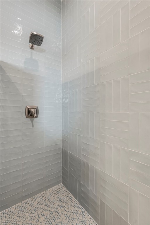 bathroom featuring a tile shower