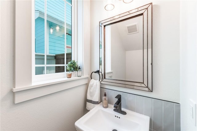 bathroom featuring sink