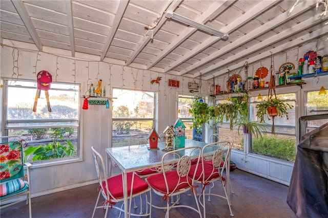 sunroom with vaulted ceiling