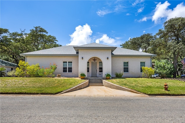 view of front of house featuring a front lawn