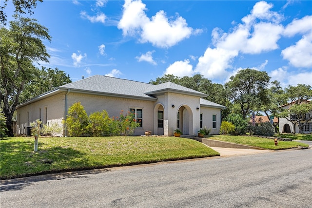 view of front of house featuring a front lawn