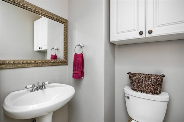 bathroom featuring sink and toilet